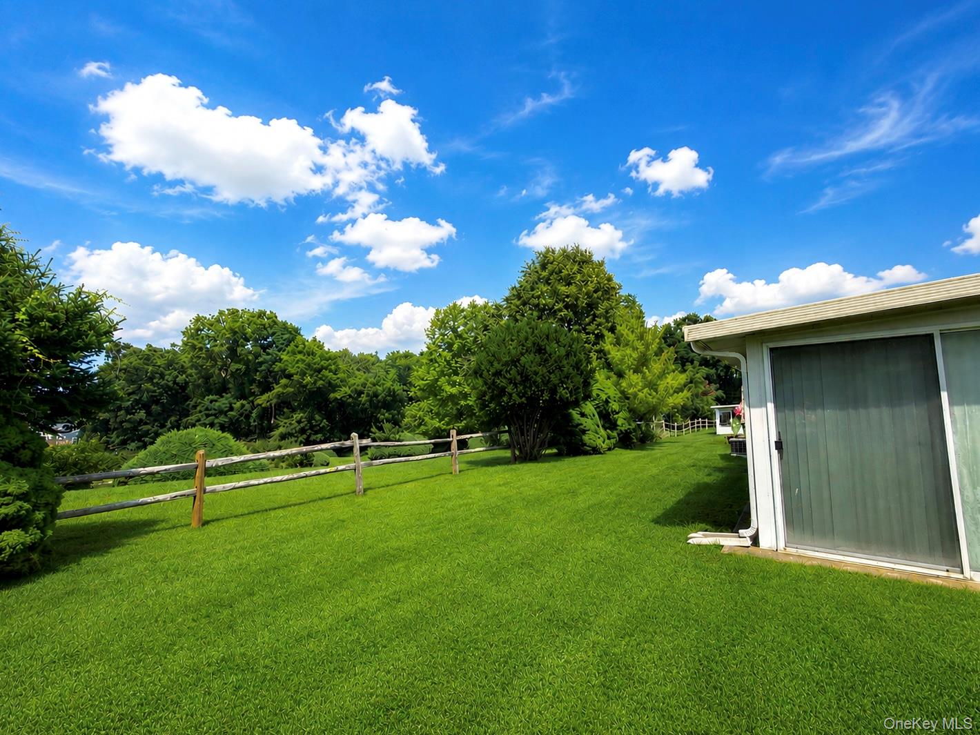 545 Stratford Lane Ridge, NY 11961 - Photo 4 of 17 Gallery Image 4