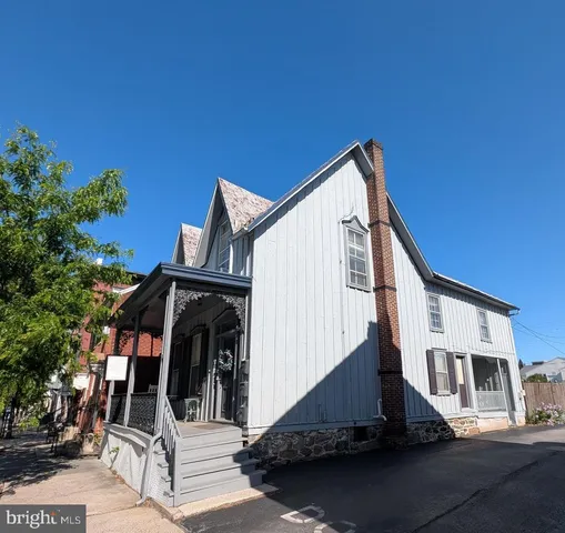 a view of a car park in front of house