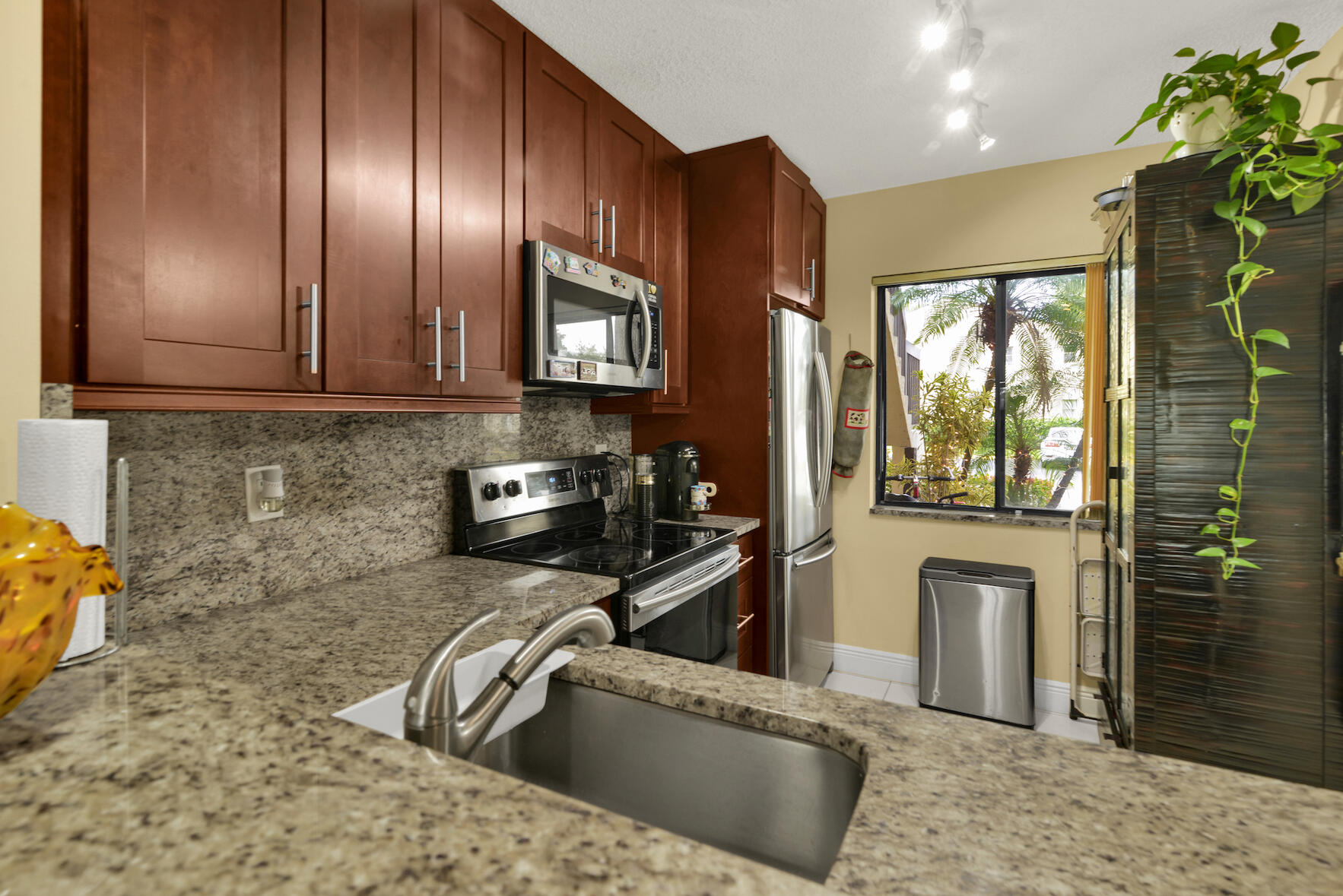 6585 Somerset Drive, Unit 105 Boca Raton, FL 33433 - Photo 7 of 49 BREAKFAST BAR/ KITCHEN