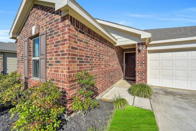 a view of a house with a yard and plants