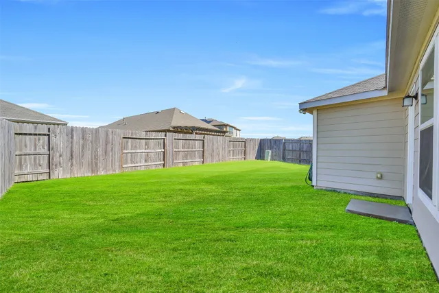 a view of a front of house with a yard