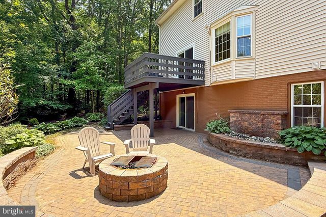 a view of a back yard