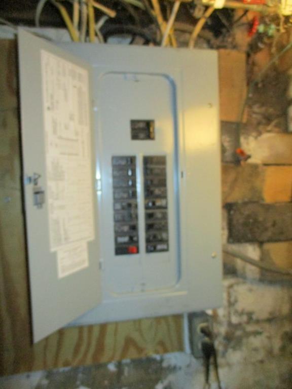 1503 3rd Avenue Beaver Falls, PA 15010 - Photo 10 of 14 a bathroom with a window