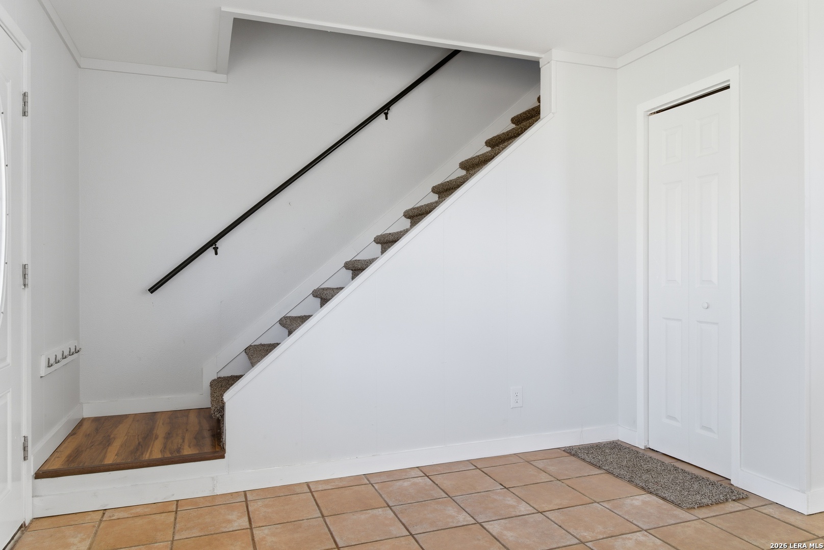 910 Cypress Street Jourdanton, TX 78026 - Photo 11 of 25 a view of entryway