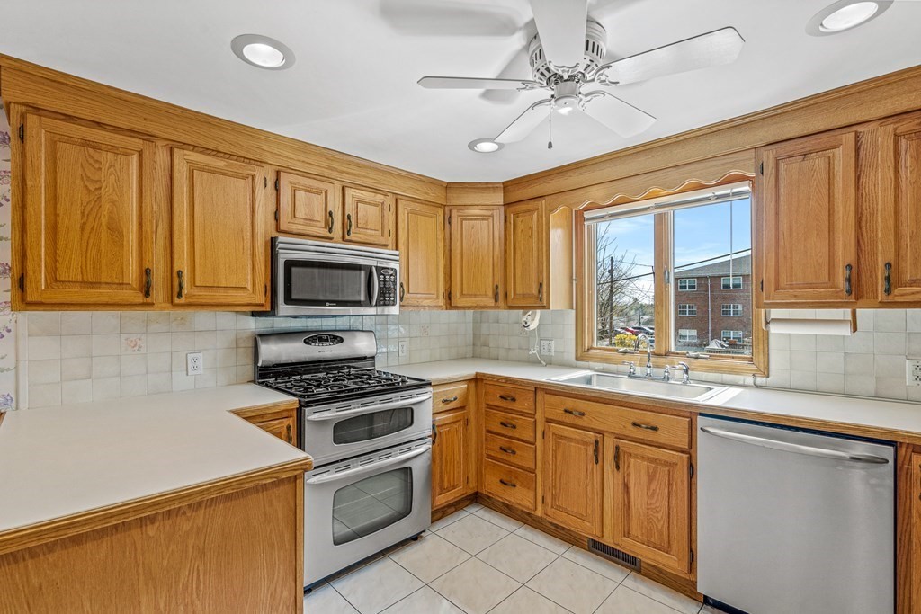 72 Cambridge Road Woburn, MA 01801 - Photo 6 of 41 Gallery Image 6