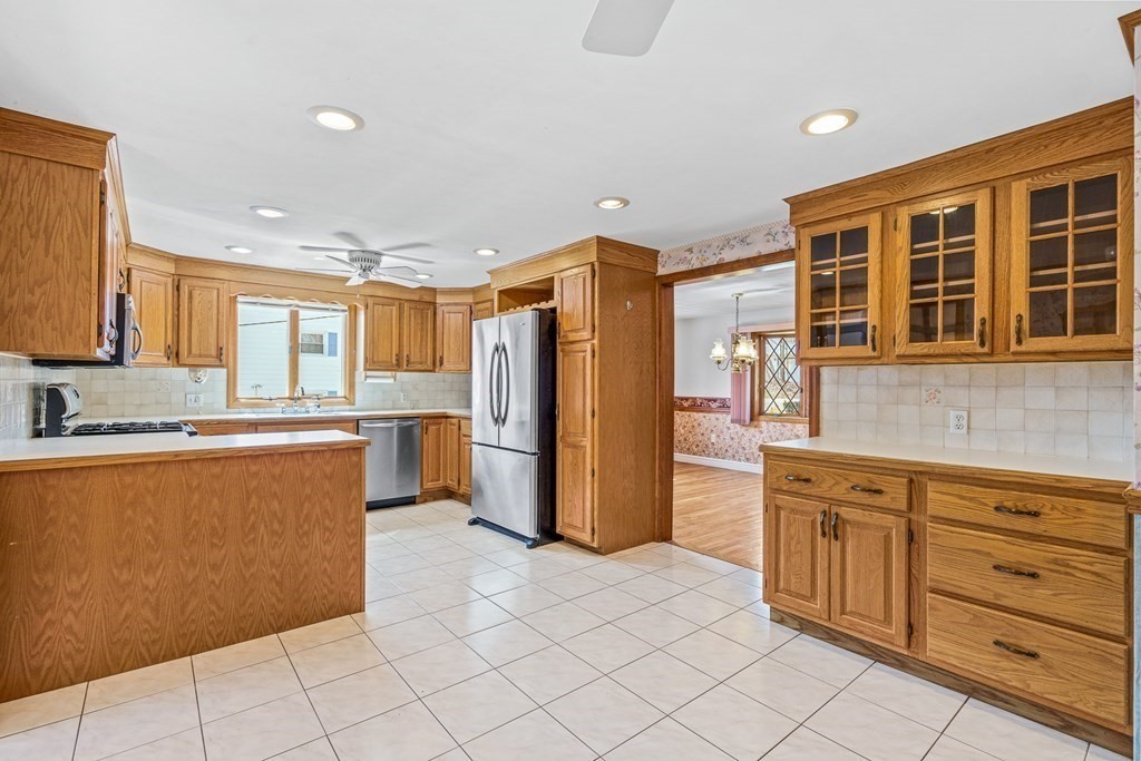 72 Cambridge Road Woburn, MA 01801 - Photo 8 of 41 Gallery Image 8