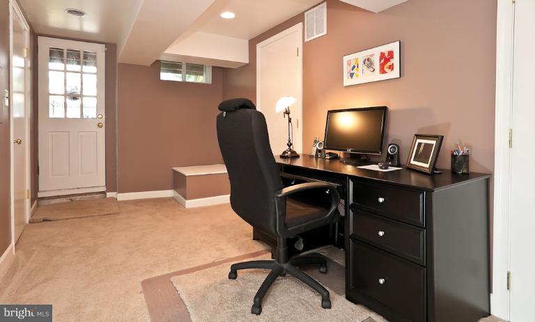 182 Brandon Road Baltimore, MD 21212 - Photo 14 of 30 a workspace with furniture and a window