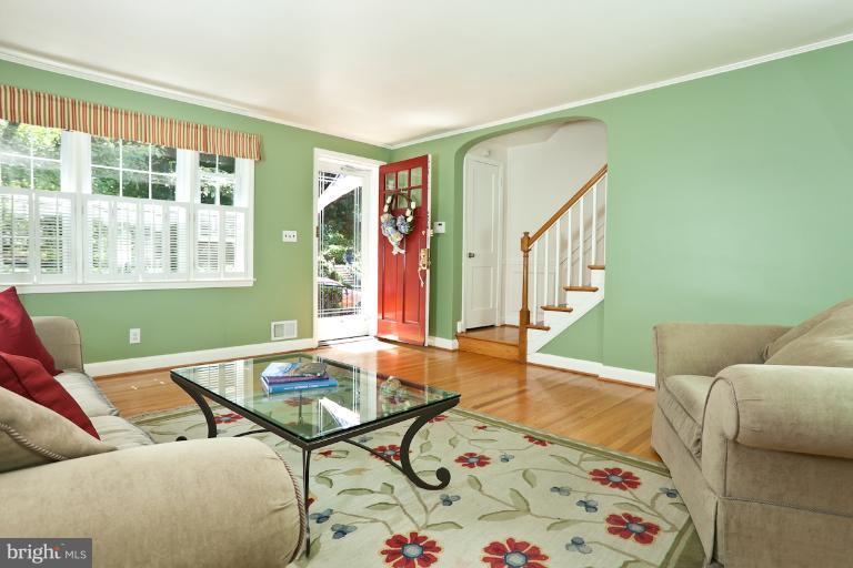 182 Brandon Road Baltimore, MD 21212 - Photo 19 of 30 a living room with furniture and a window