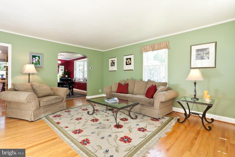 182 Brandon Road Baltimore, MD 21212 - Photo 3 of 30 a living room with furniture and a window