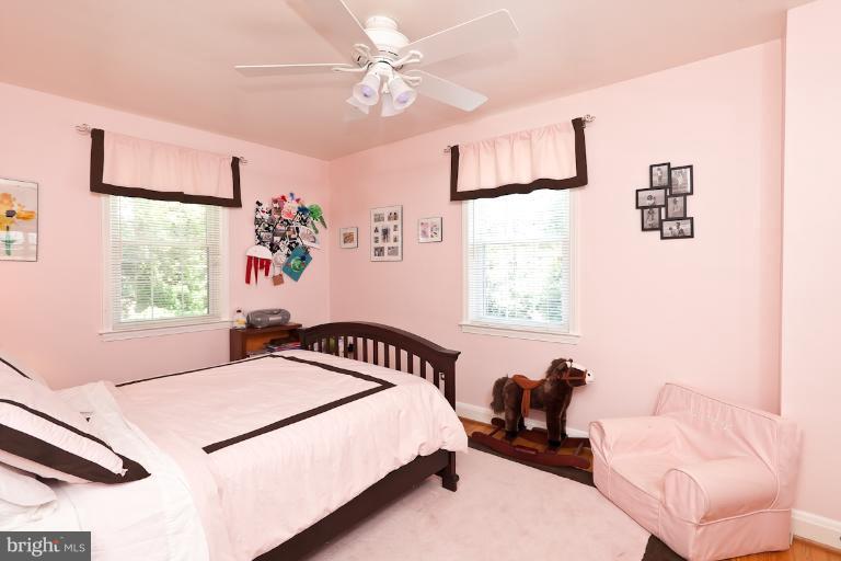 182 Brandon Road Baltimore, MD 21212 - Photo 22 of 30 a bedroom with a bed and a window