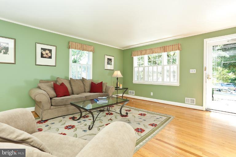 182 Brandon Road Baltimore, MD 21212 - Photo 23 of 30 a living room with furniture and a window