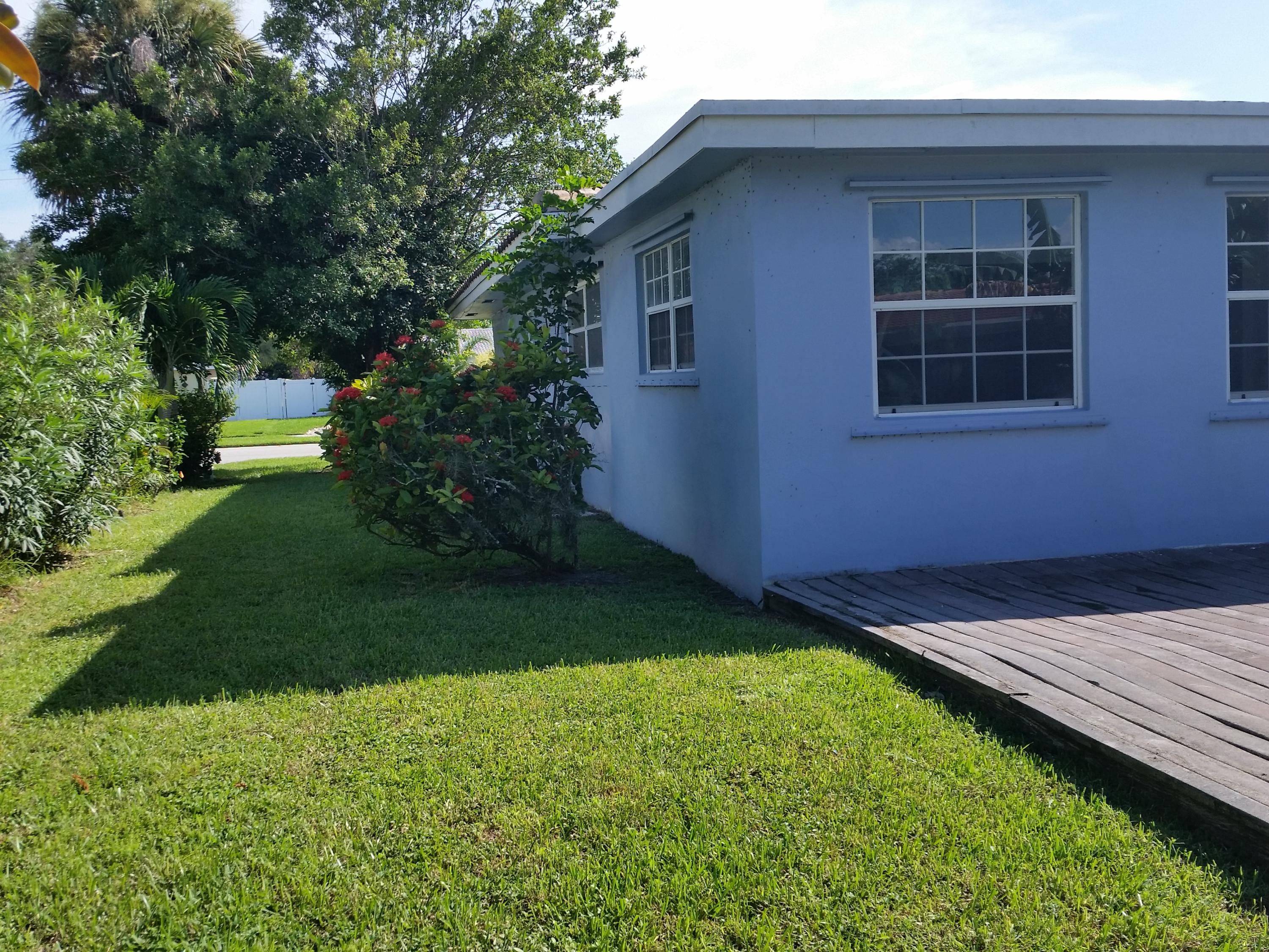 781 West Camino Real Boca Raton, FL 33486 - Photo 11 of 29 SIDE YARD VIEW
