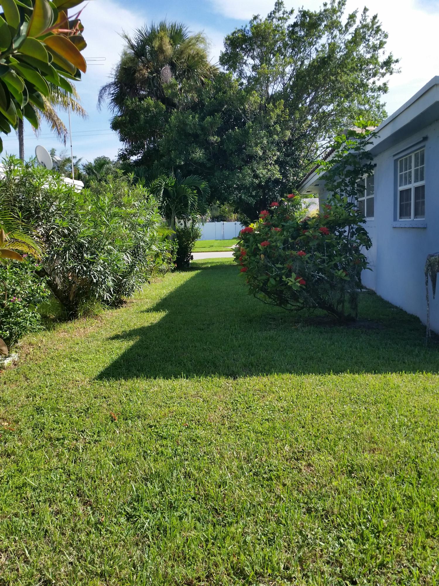 781 West Camino Real Boca Raton, FL 33486 - Photo 8 of 29 LONG SIDE YARD VIEW