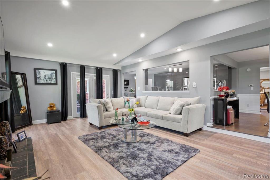 33482 Old Timber Road Farmington Hills, MI 48331 - Photo 13 of 40