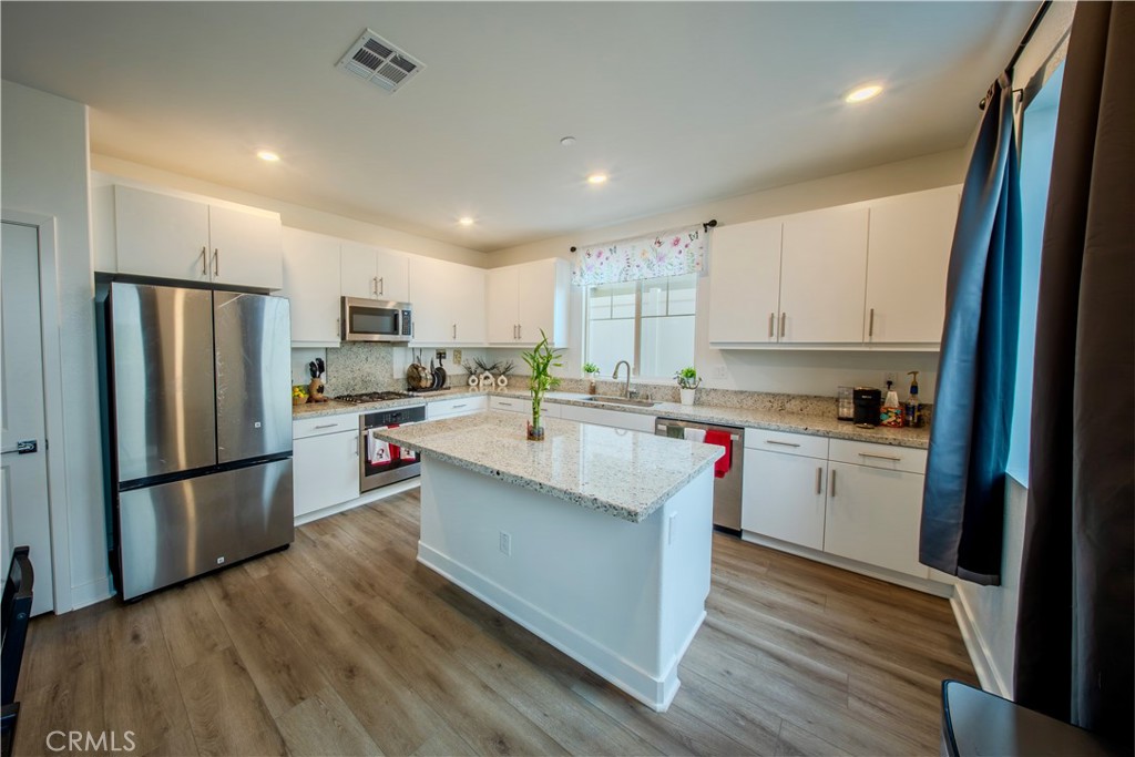 364 Castaic Way Rialto, CA 92377 - Photo 3 of 73