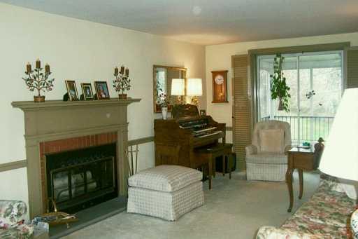 6 Robinhood Road Green Tree, PA 15220 - Photo 3 of 7 Gallery Image 3