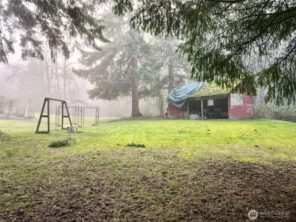 a view of a house with backyard