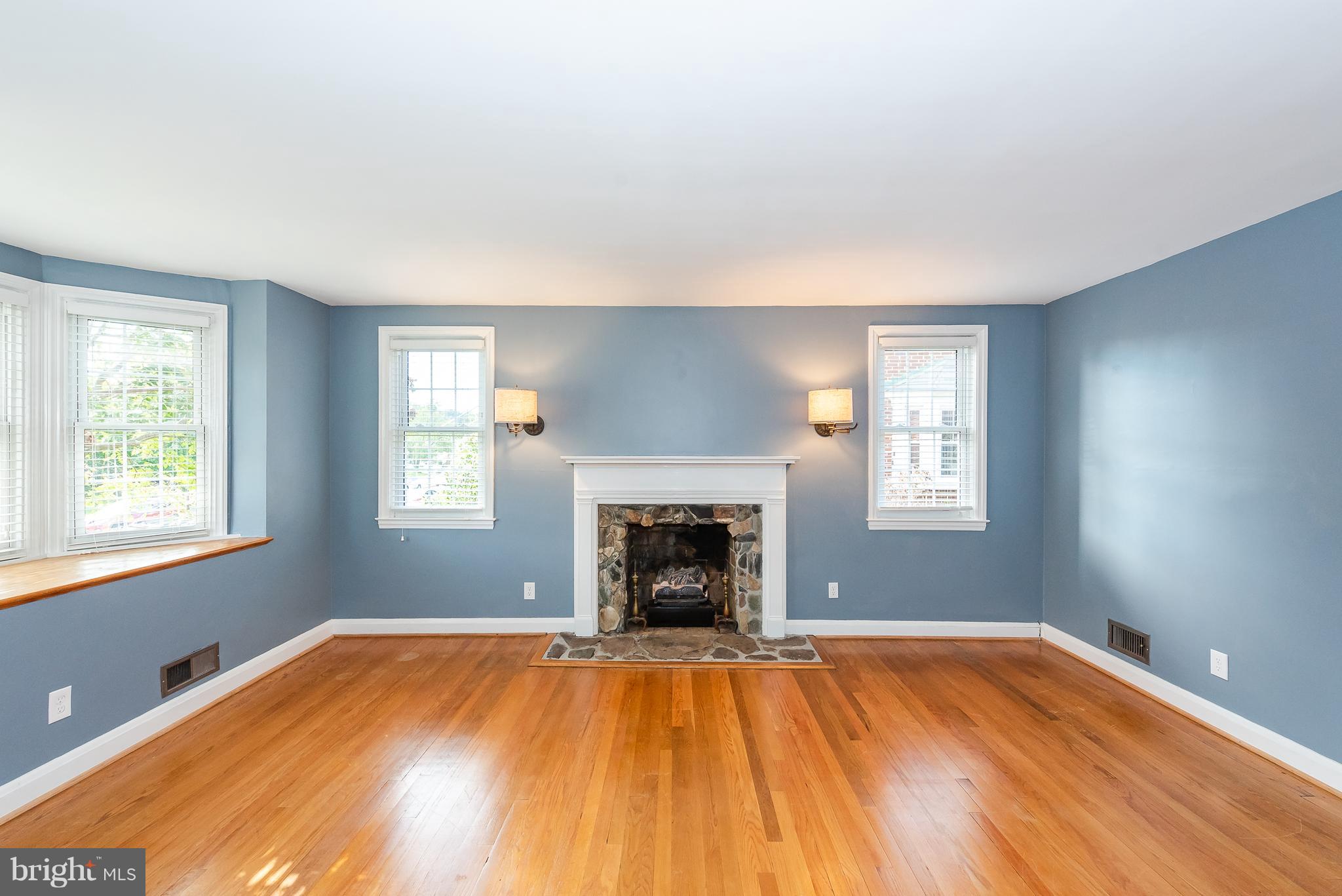 424 Greenlow Road Baltimore, MD 21228 - Photo 3 of 29 Living room