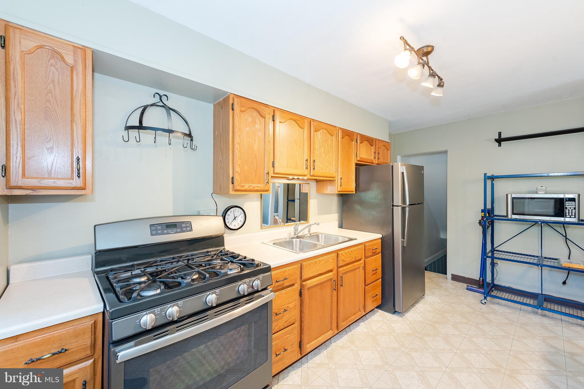 424 Greenlow Road Baltimore, MD 21228 - Photo 10 of 29 Kitchen