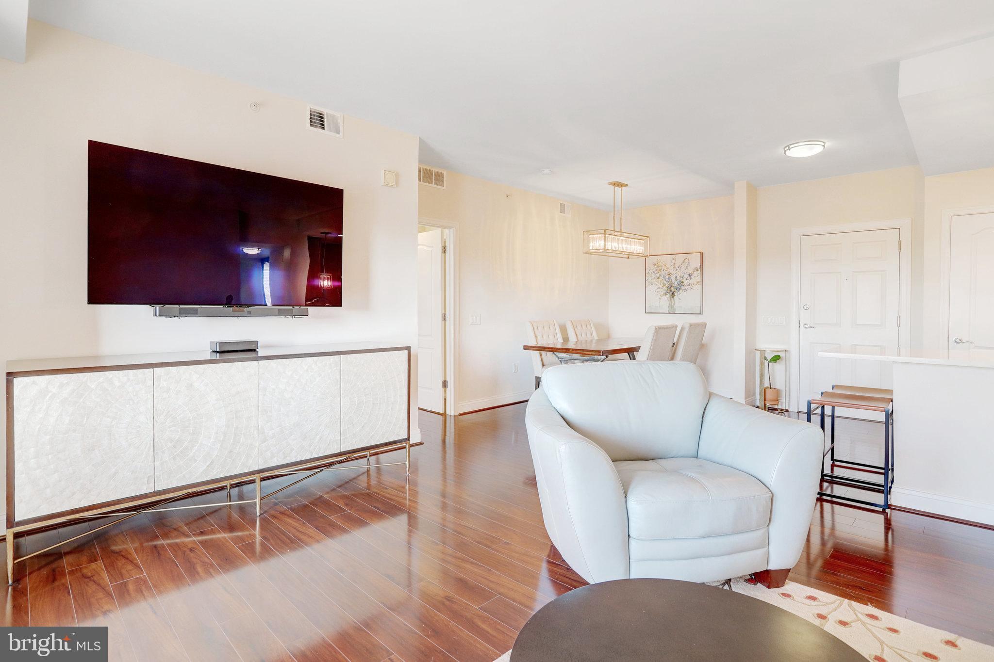 1111 Oronoco Street, Unit 430 Alexandria, VA 22314 - Photo 20 of 73 SPACIOUS LIVING AREA