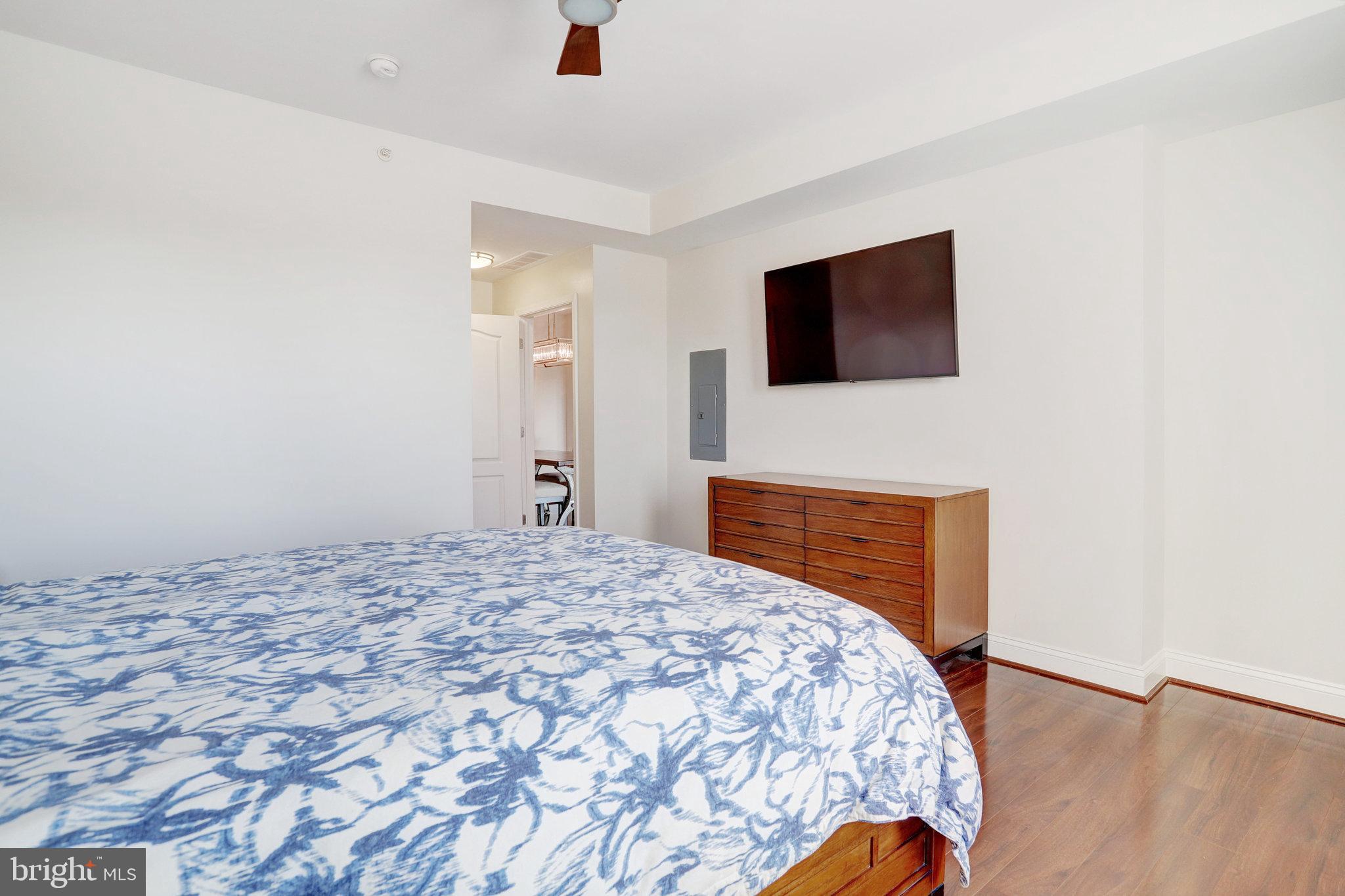 1111 Oronoco Street, Unit 430 Alexandria, VA 22314 - Photo 24 of 73 LARGE PRIMARY BEDROOM