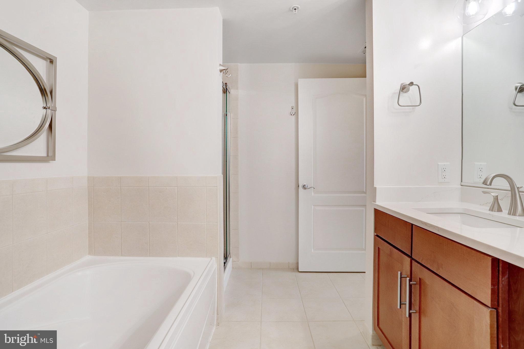 1111 Oronoco Street, Unit 430 Alexandria, VA 22314 - Photo 28 of 73 QUARTZ COUNTERS INSTALLED IN 2021