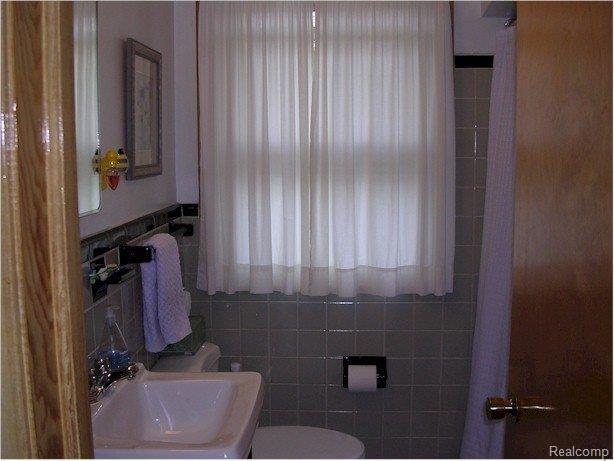 14877 Champaign Road Allen Park, MI 48101 - Photo 6 of 13 Main Floor Bath.jpg