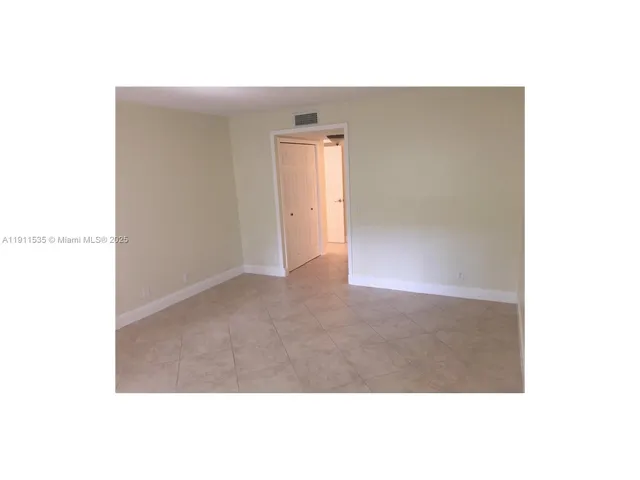 $299,900 | 415 Lakeview Drive, Unit 104, Weston, FL 33326