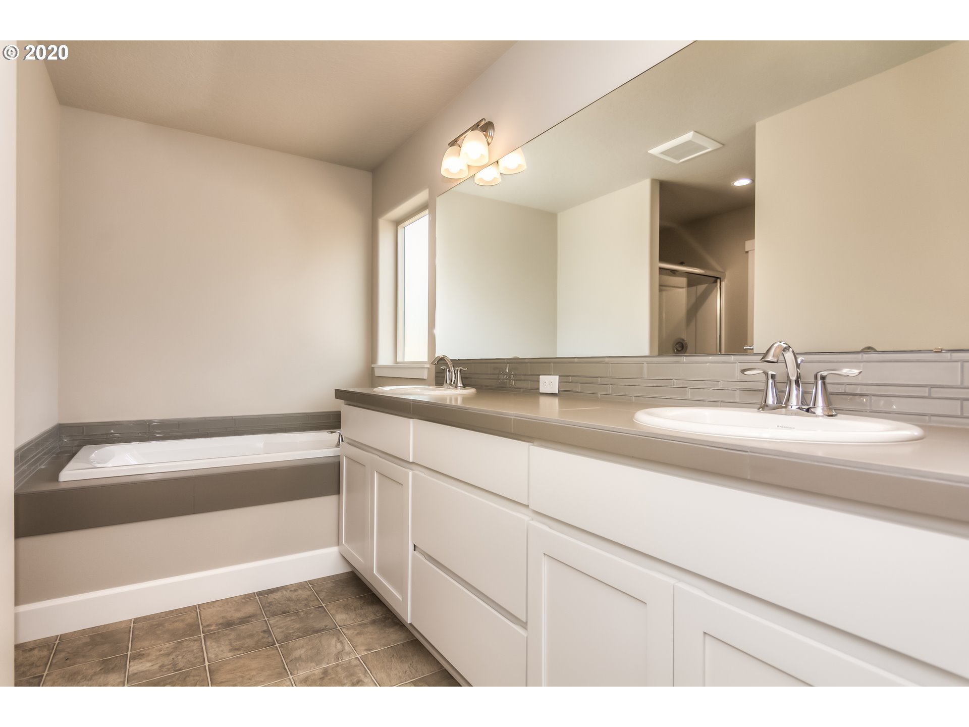 475 South 10th Street Monroe, OR 97456 - Photo 11 of 24 a bathroom with a sink and a bathtub