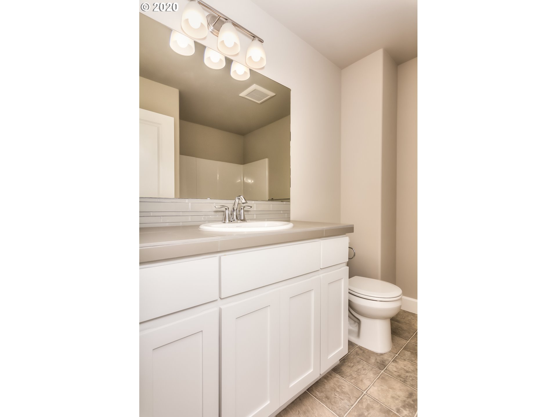 475 South 10th Street Monroe, OR 97456 - Photo 13 of 24 a bathroom with a toilet sink and mirror
