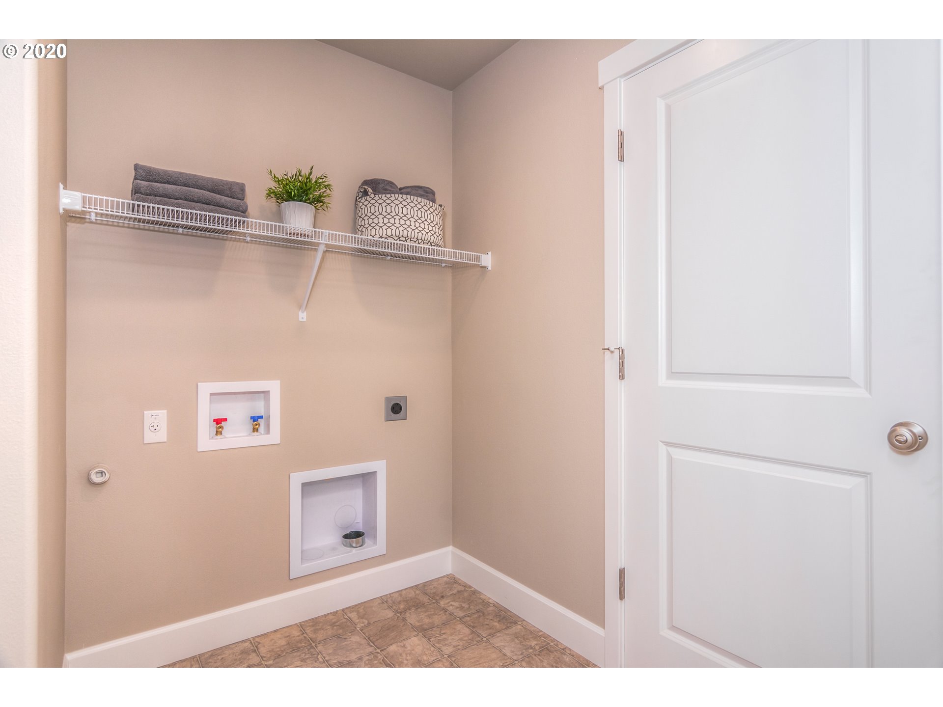 475 South 10th Street Monroe, OR 97456 - Photo 3 of 24 a view of a hallway