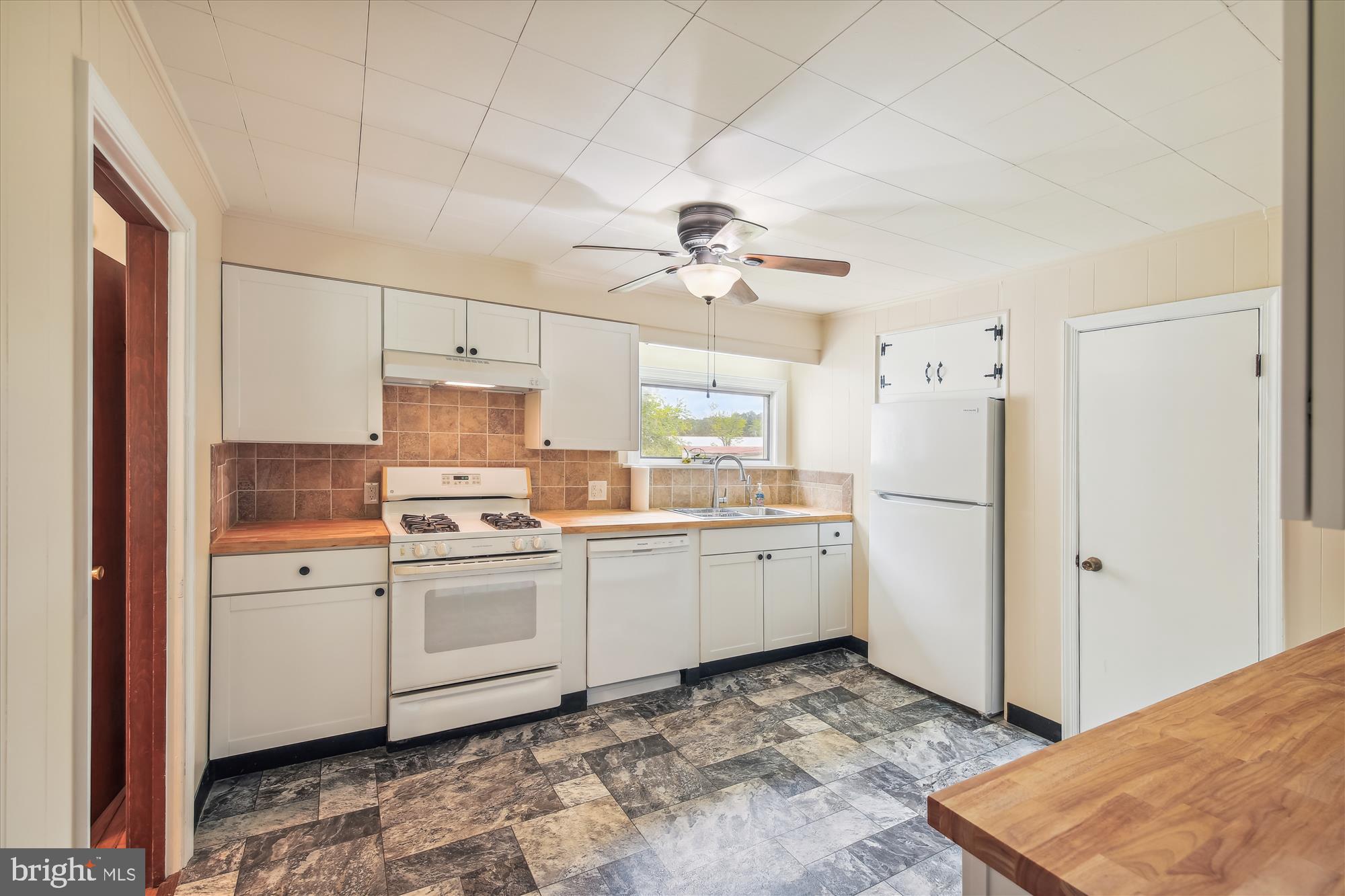 3223 Lawsonia Road Crisfield, MD 21817 - Photo 24 of 42 Kitchen