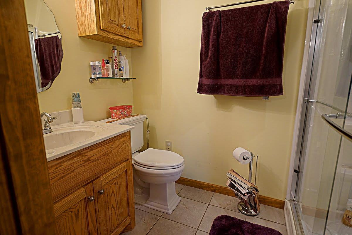 2830 Battle Creek Road Springfield, TN 37172 - Photo 18 of 30 a bathroom with a toilet sink and mirror