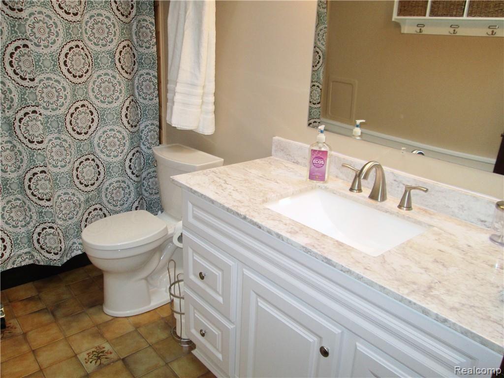 39368 Palmer Road Westland, MI 48186 - Photo 25 of 37 Bathroom main 1.jpg