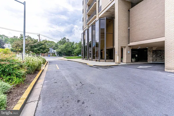 $1,850 | 4242 East-West Highway, Unit 902, Bethesda, MD 20814