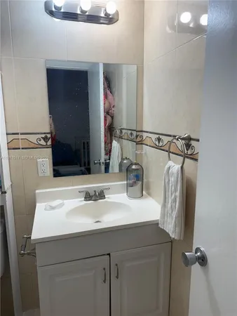$1,650 | 1230 West 54th Street, Unit 211A, Hialeah, FL 33012
