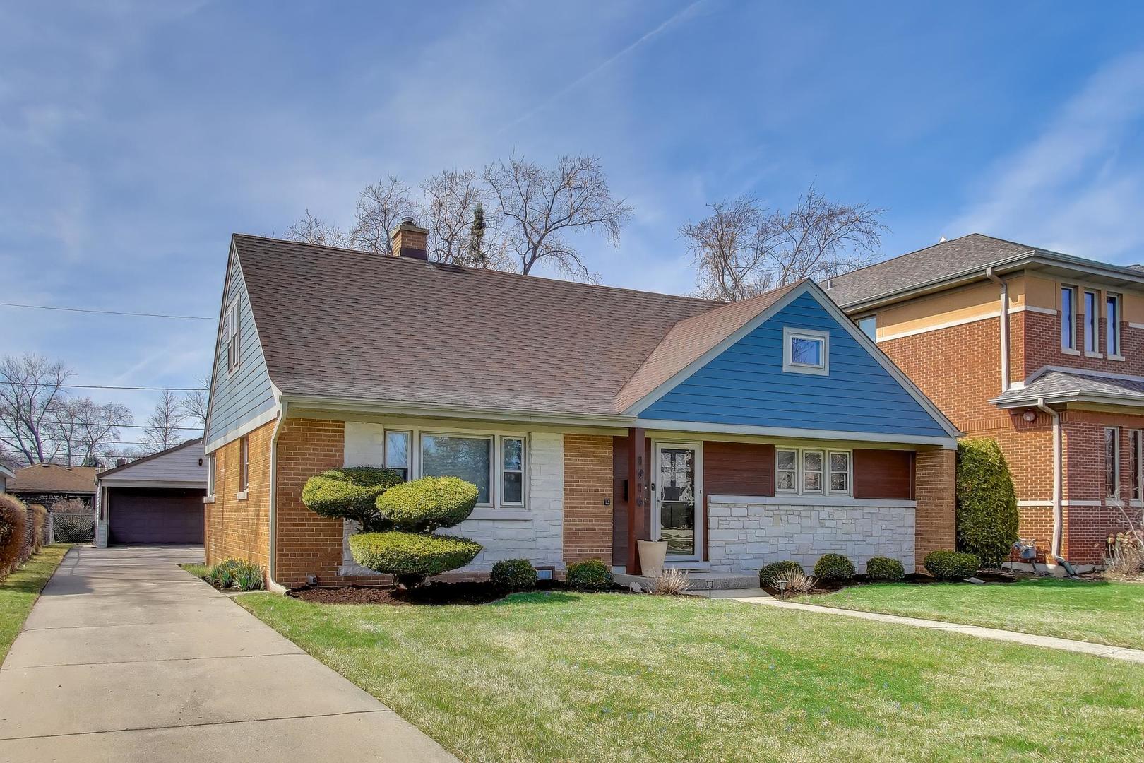 1916 Courtland Avenue Park Ridge, IL 60068 - Photo 3 of 31 a front view of a house with a yard