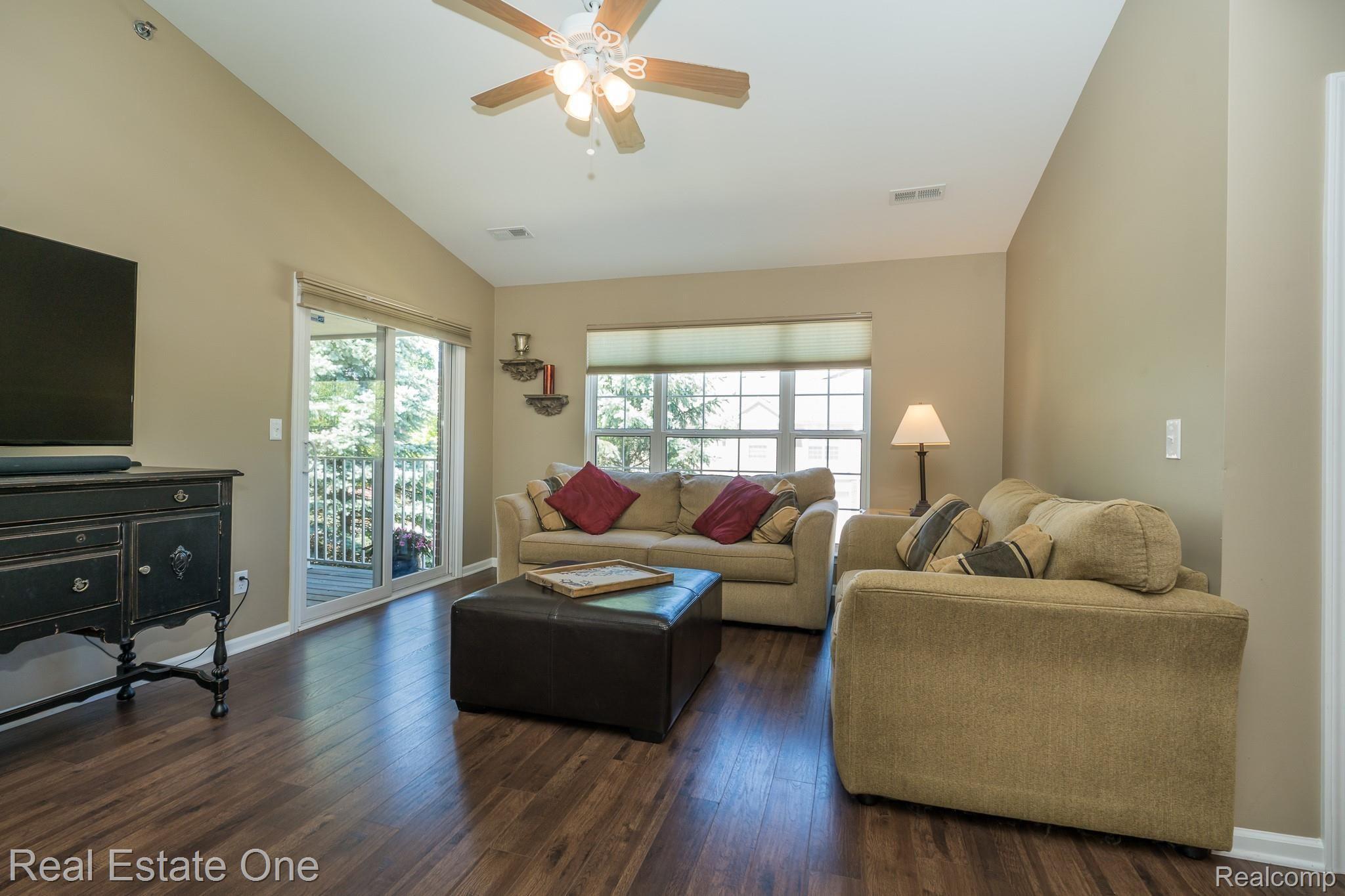 1730 Deepwood Circle, Unit 53 Rochester, MI 48307 - Photo 13 of 25 Great room