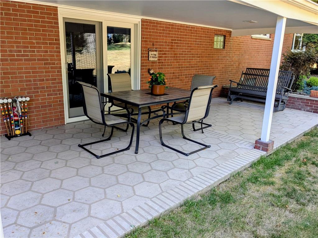 Perfect Patio to sit and Relax, BBQ with Family and Friends.