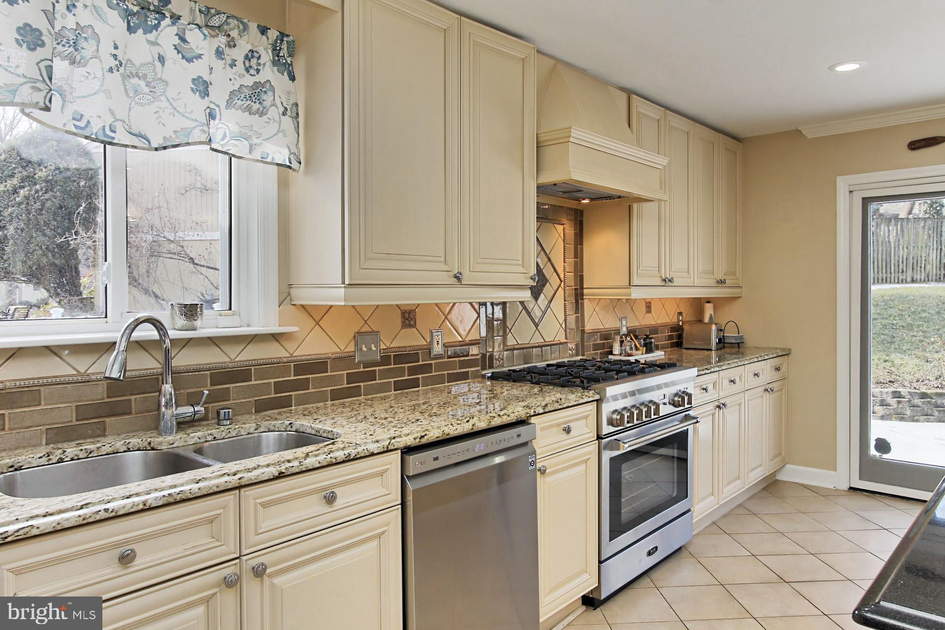 11806 Blue Spruce Road Reston, VA 20191 - Photo 9 of 57