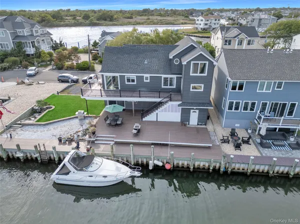 $899,999 | 998 Pacific Street, Lindenhurst, NY 11757