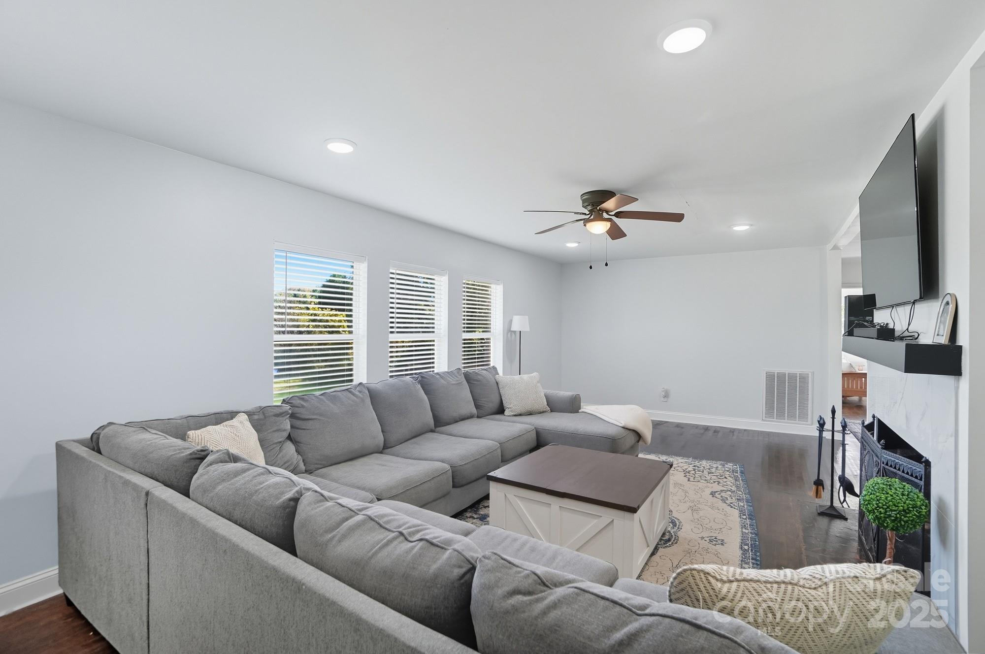 813 Bethlehem Road Kings Mountain, NC 28086 - Photo 19 of 39 a living room with furniture and a flat screen tv