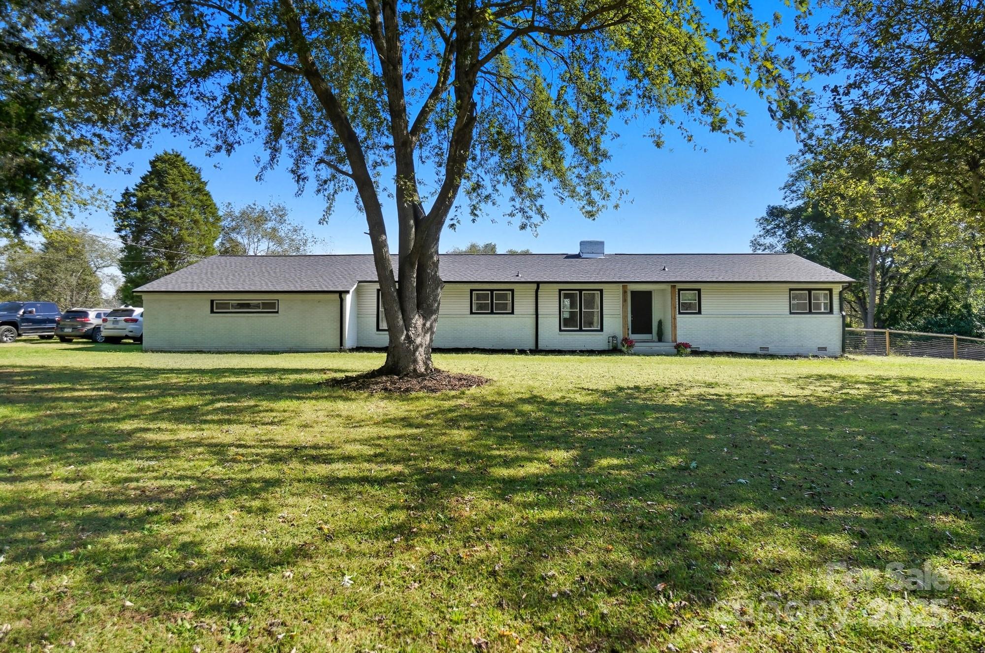 813 Bethlehem Road Kings Mountain, NC 28086 - Photo 3 of 39 a front view of a house with a garden