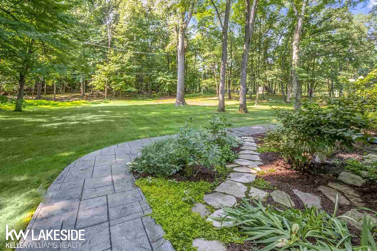 1294 Concord Road Rochester, MI 48309 - Photo 48 of 58 31390829-47.JPG