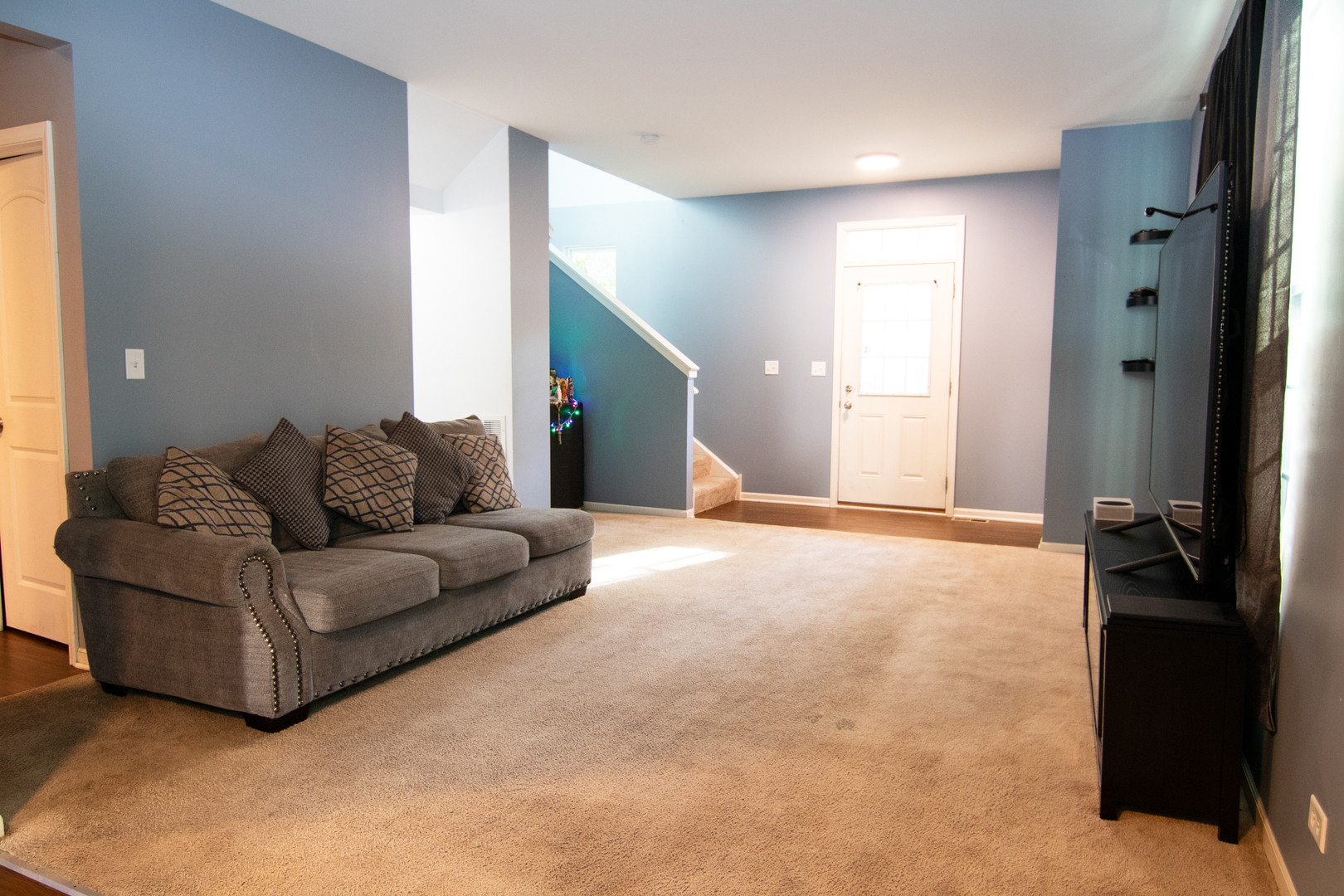 3619 Daisy Lane Elgin, IL 60124 - Photo 6 of 28 a living room with furniture and a ceiling fan