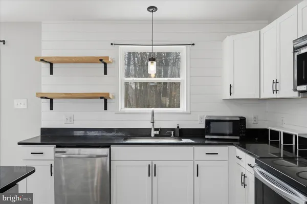 $345,000 | 1220 Lakeview Drive, Cross Junction, VA 22625