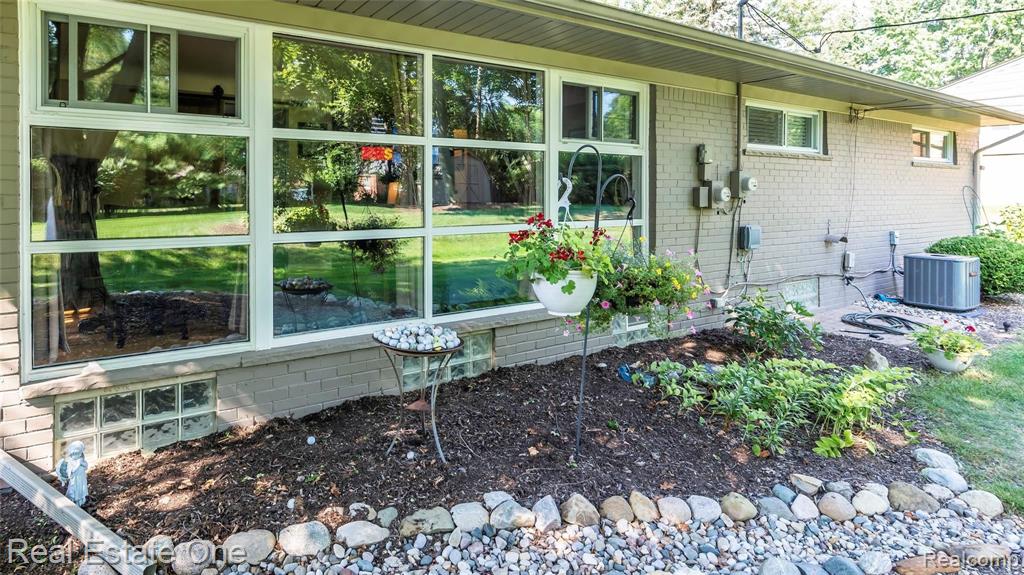 28536 Quail Hollow Road Farmington Hills, MI 48331 - Photo 36 of 48