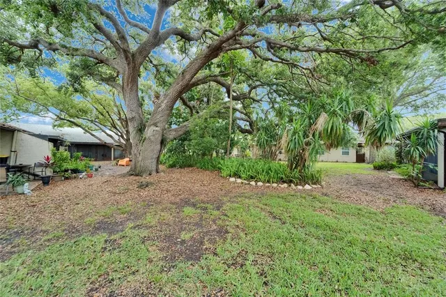 a view of entryway with a yard