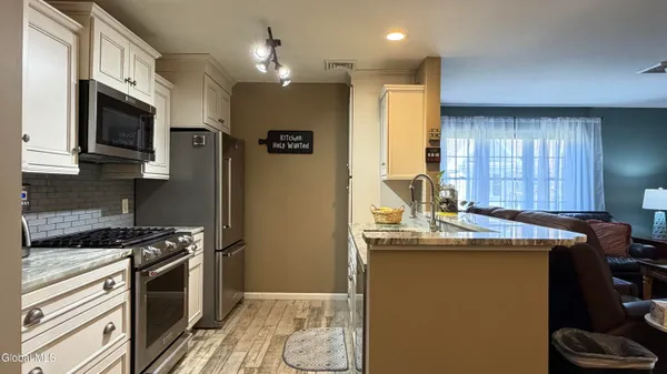 $287,500 | 407 Mallards Pond Lane, Guilderland, NY 12303