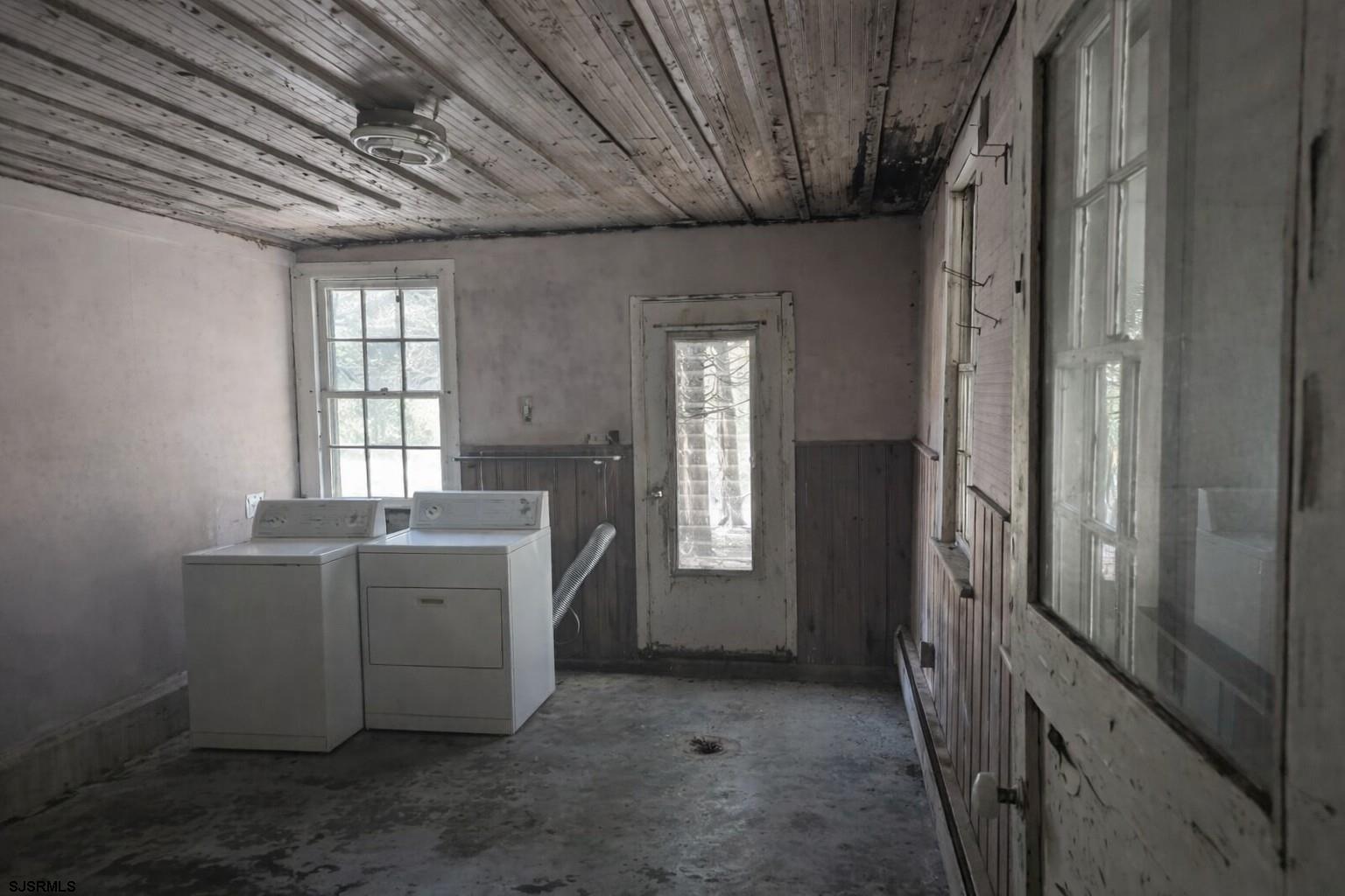 639 Chestnut Neck Road Port Republic, NJ 08241 - Photo 11 of 26 a room with dryer and washer